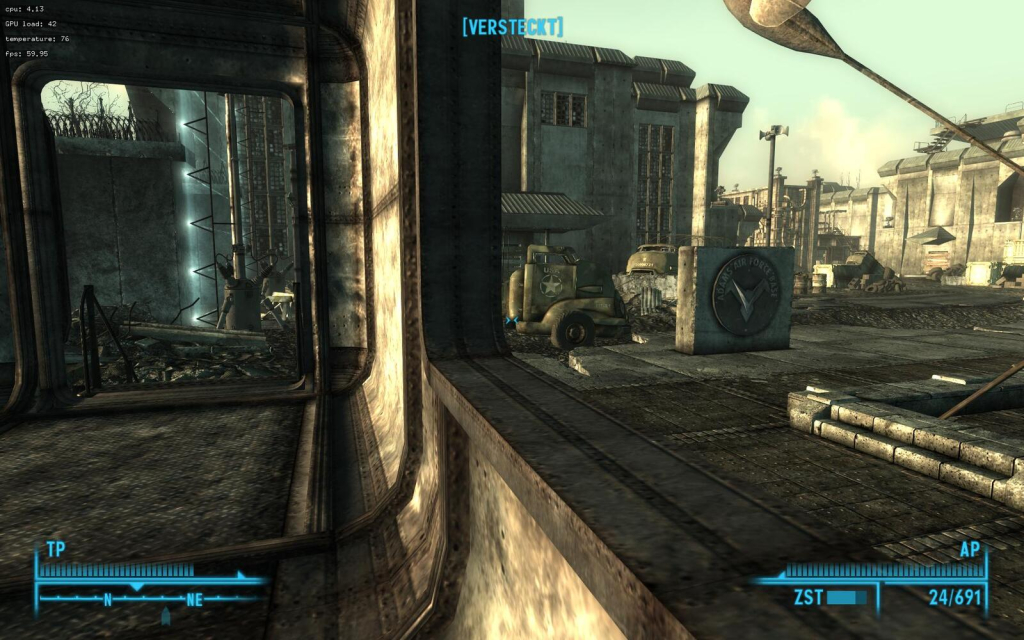 Fallout 3 Screenshot: Blick aus einem Kommando-Container auf die Adams Air Force Base, viele Trümmer und zerstörte LKW. Links ist ein Kraftfeld der Enklave zu sehen.